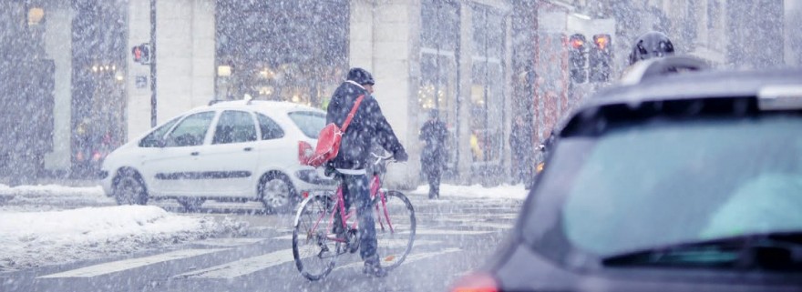 Zdj. 4. Zima raczej nie sprzyja rowerzystom i motocyklistom. Niskie temperatury, lód, śnieg czy błoto pośniegowe skutecznie odbierają przyjemność jazdy. 